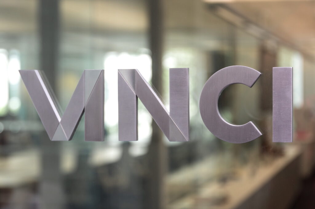 Building signage for Vinci Partners in Brazil
